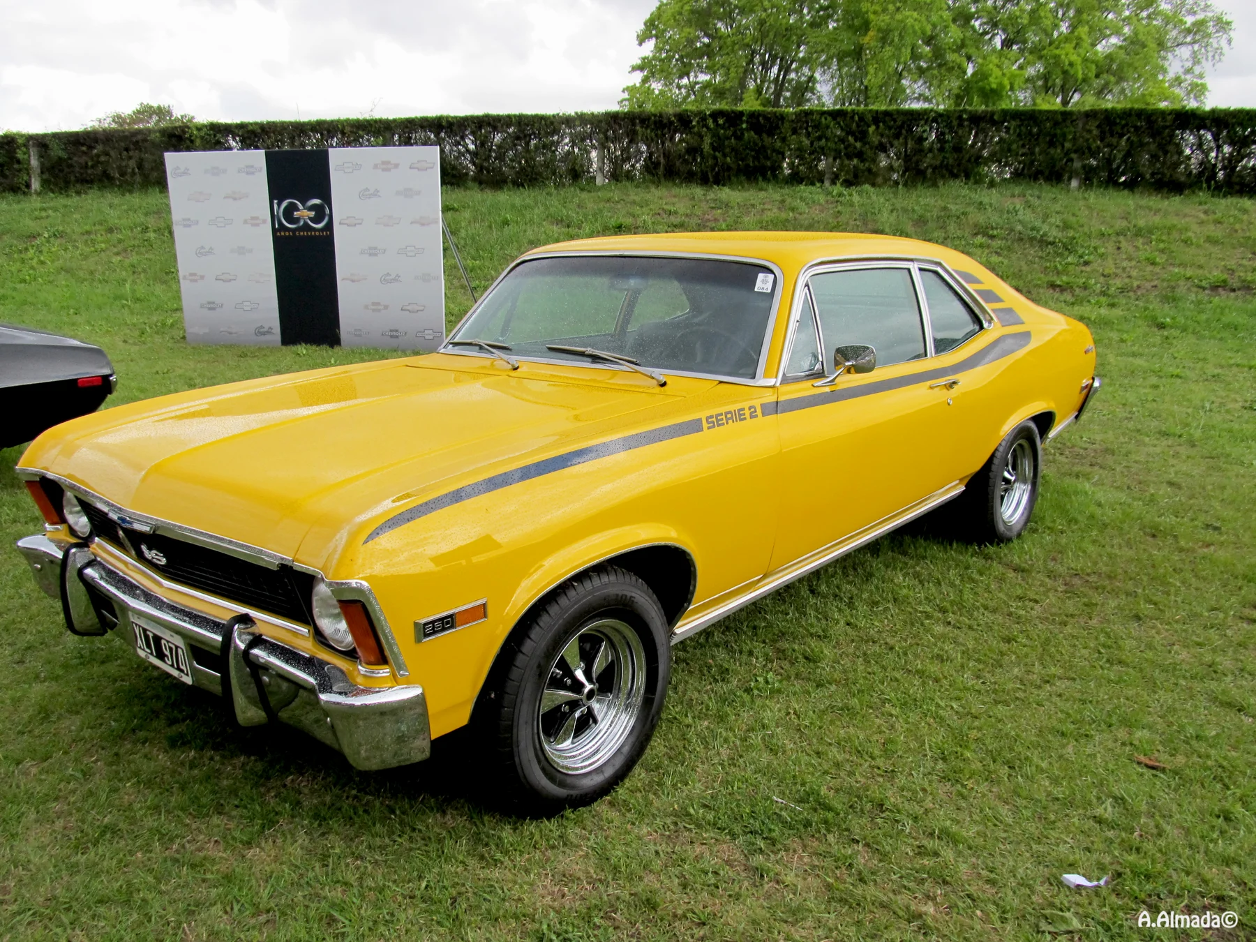 Auto clásico amarillo exhibido en Autoclásica, Argentina