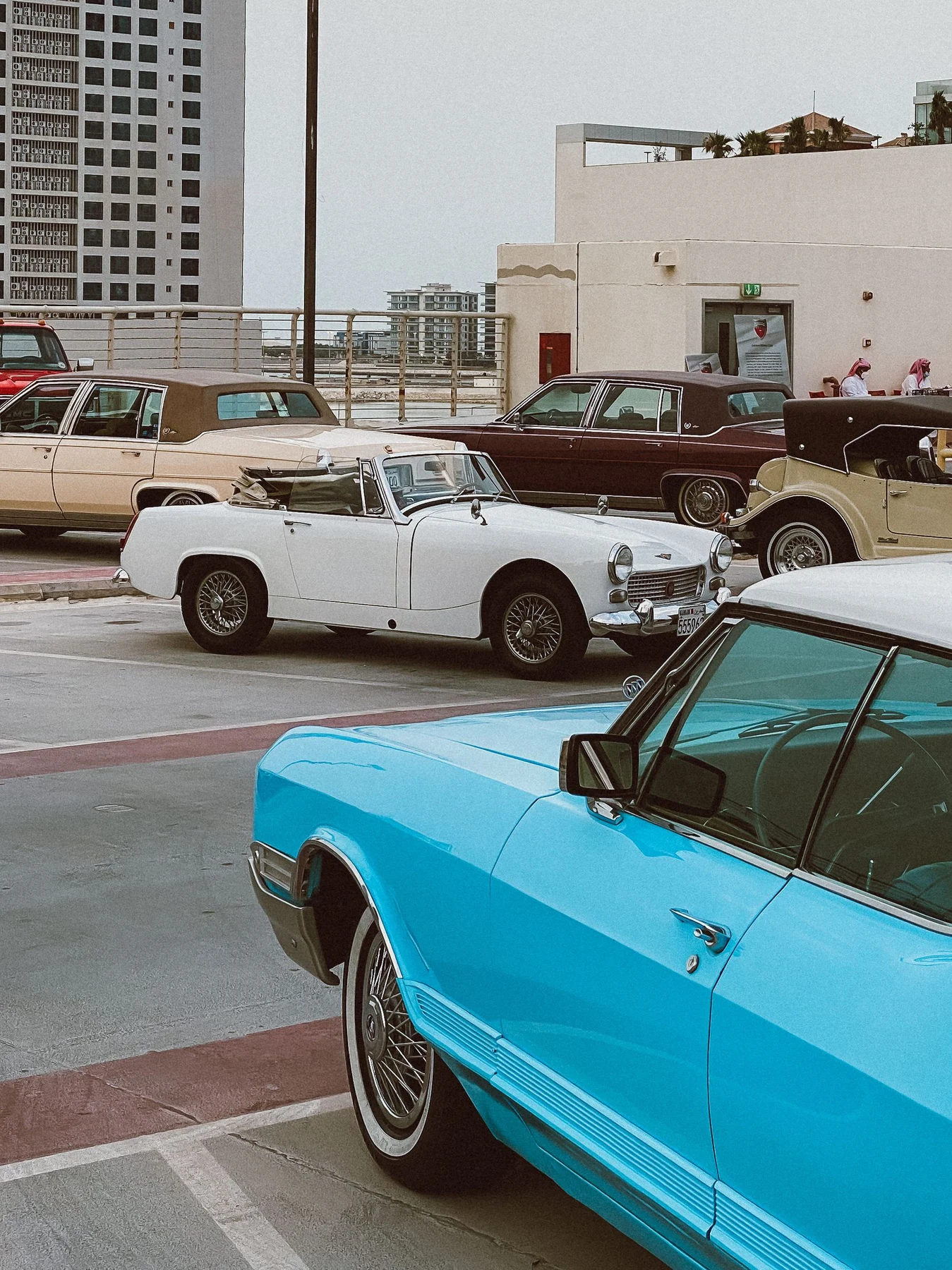 Fila de autos clásicos estacionados en una exposición
