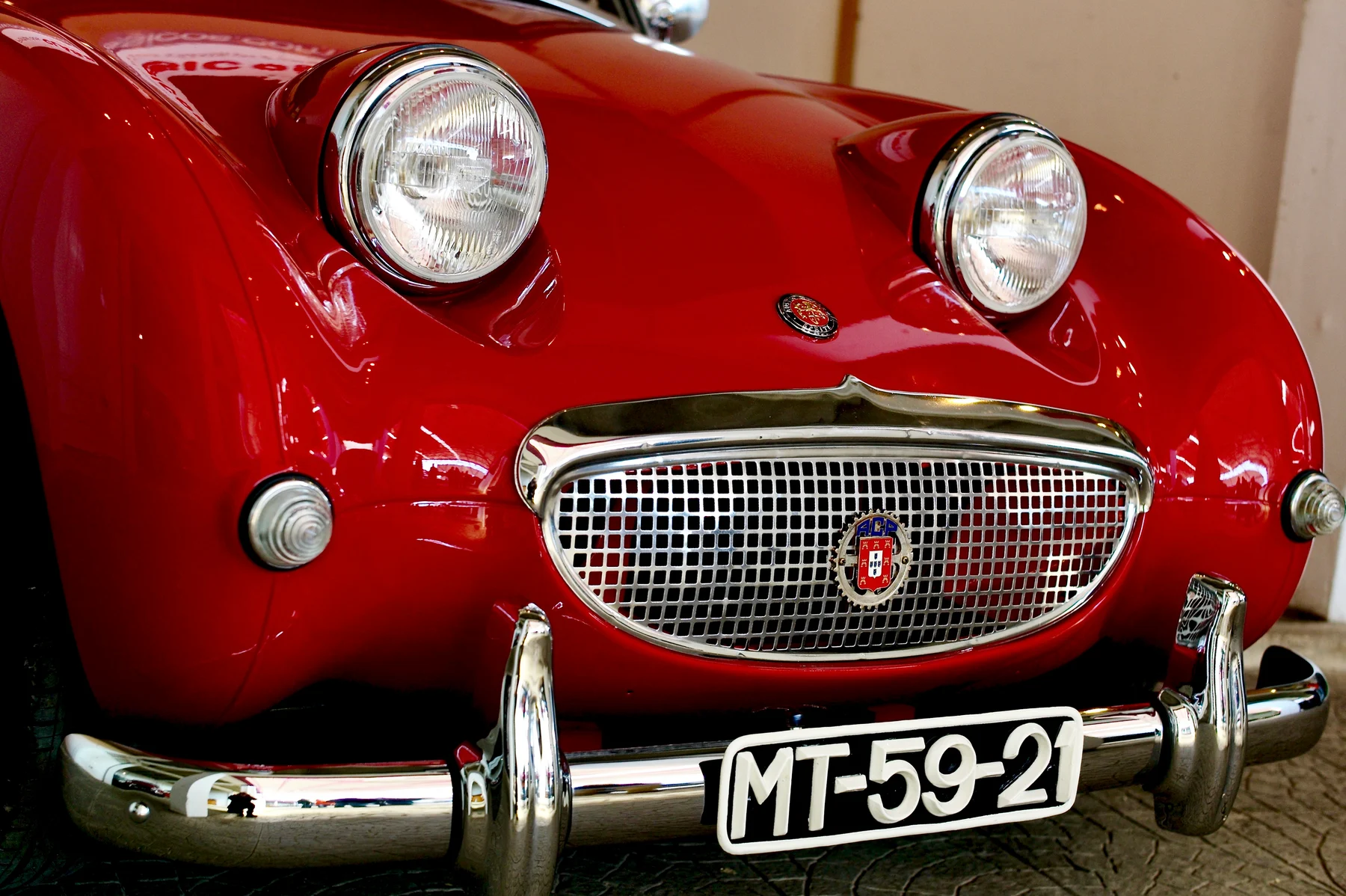 Frente de un pequeño descapotable rojo en una muestra