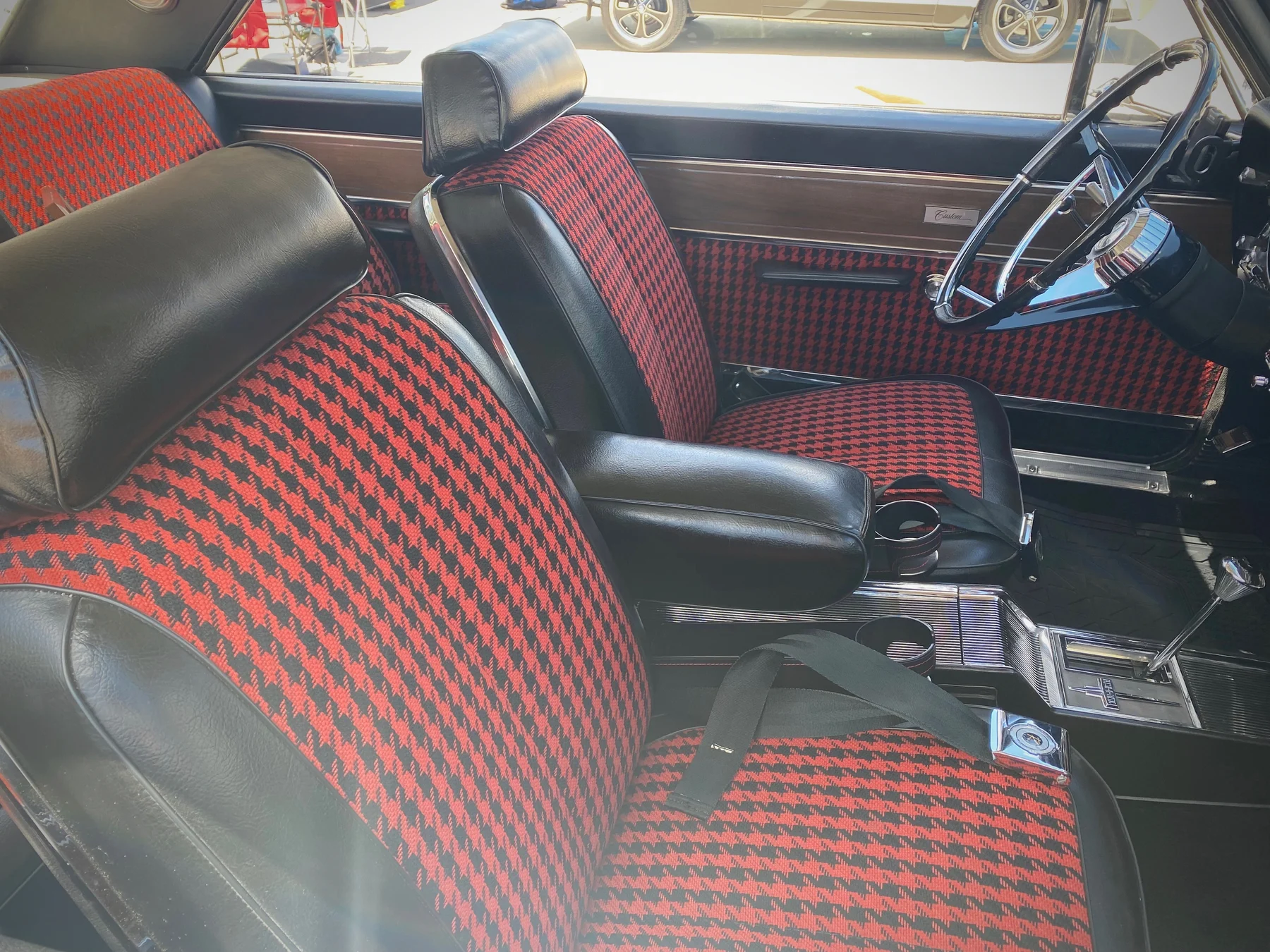 Tapizado y asientos rojos del interior de un auto clásico
